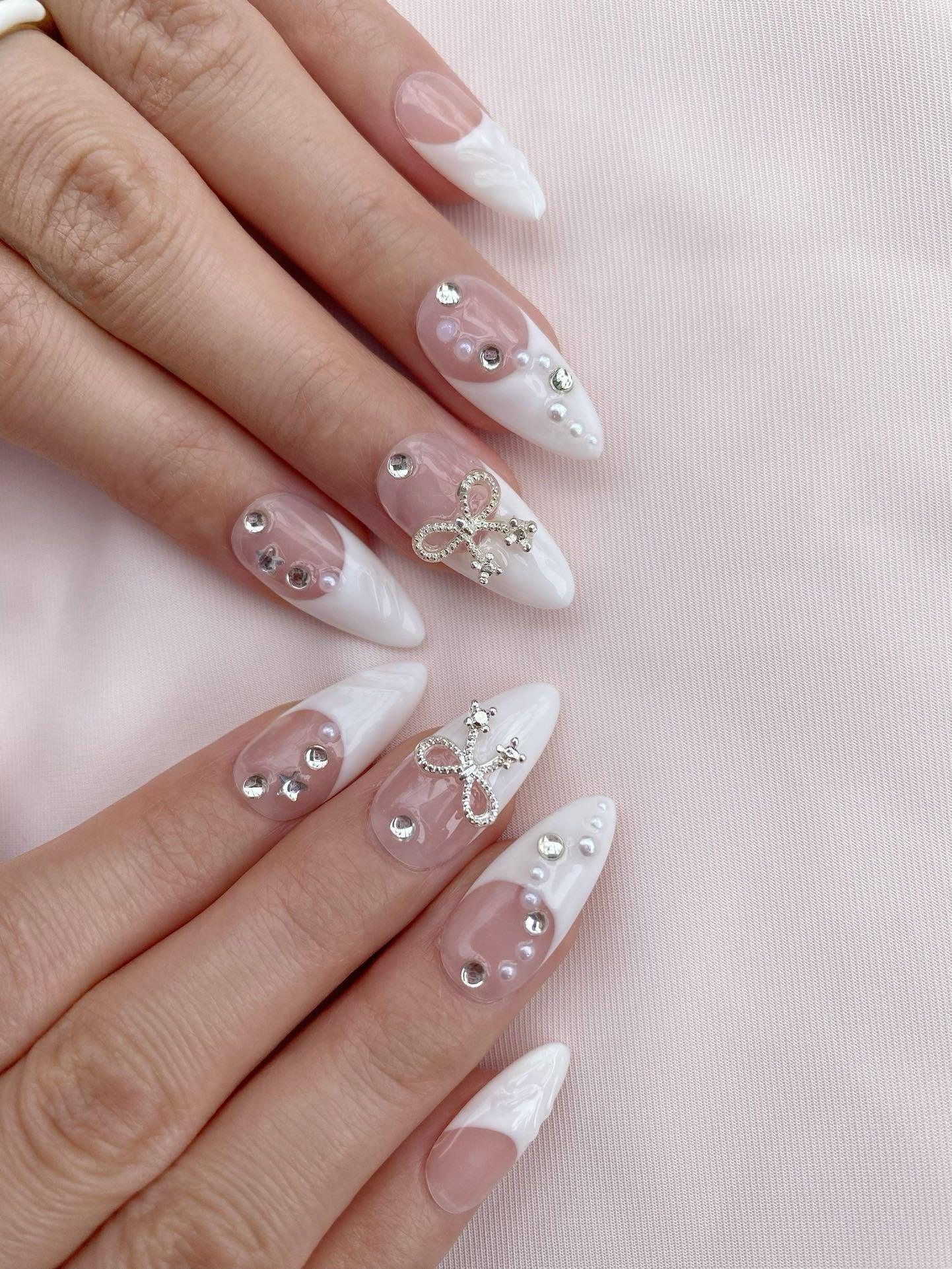 Pearl Bow - GO2NAIL MEDIUM ALMOND PressOnNails