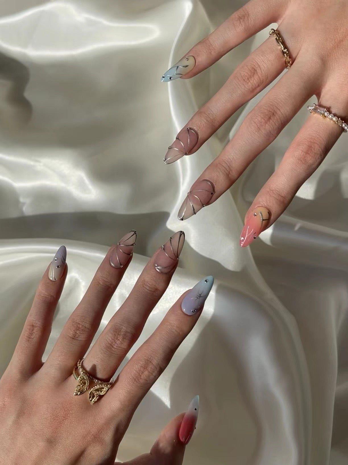 Silver Dream - GO2NAIL MEDIUM ALMOND PressOnNails