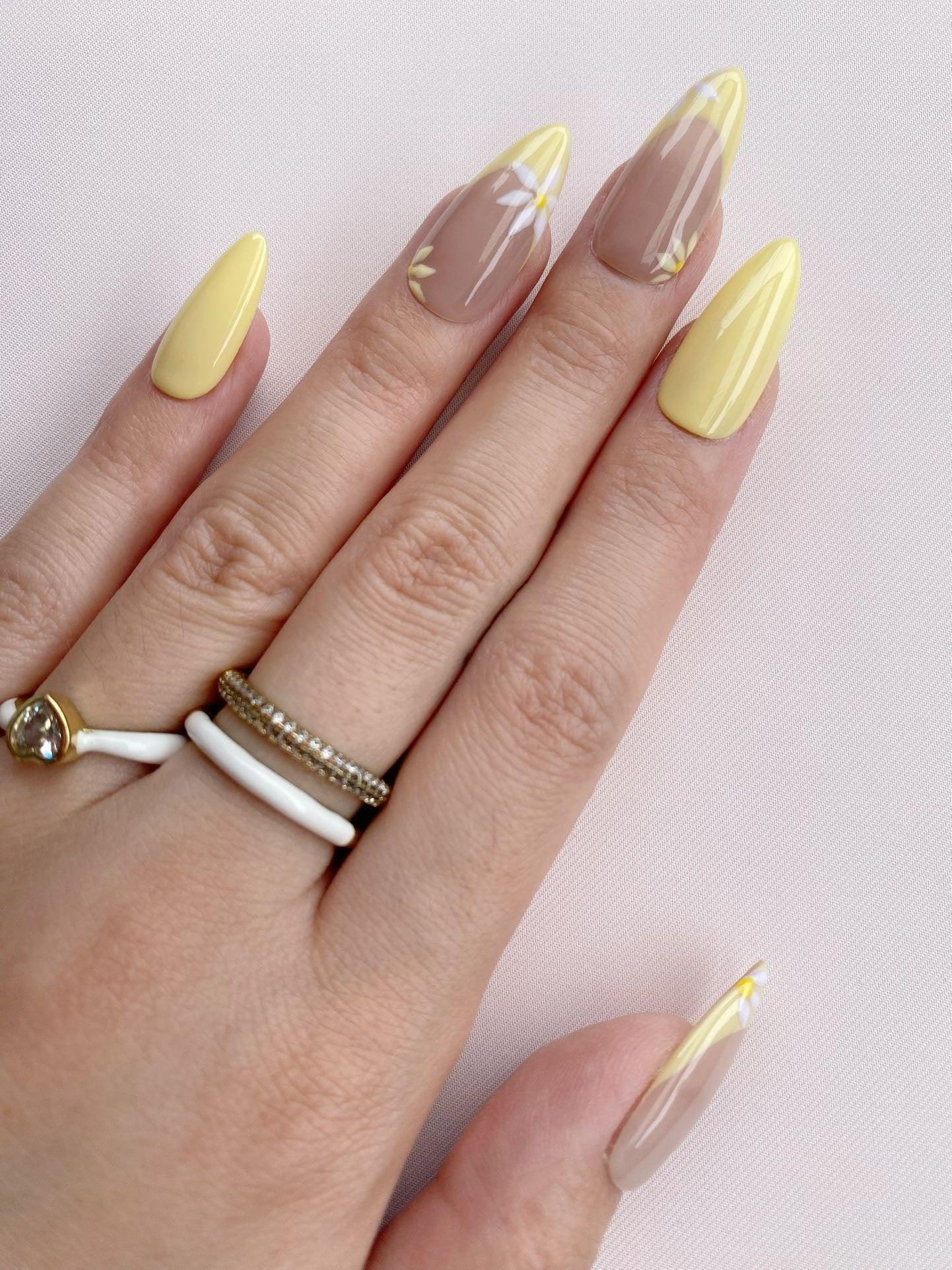 Sunlit Blossom - GO2NAIL MEDIUM ALMOND PressOnNails